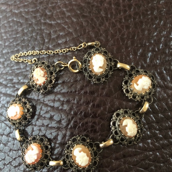 Wells Jewelry - Vintage Well’s cameo shell bracelet